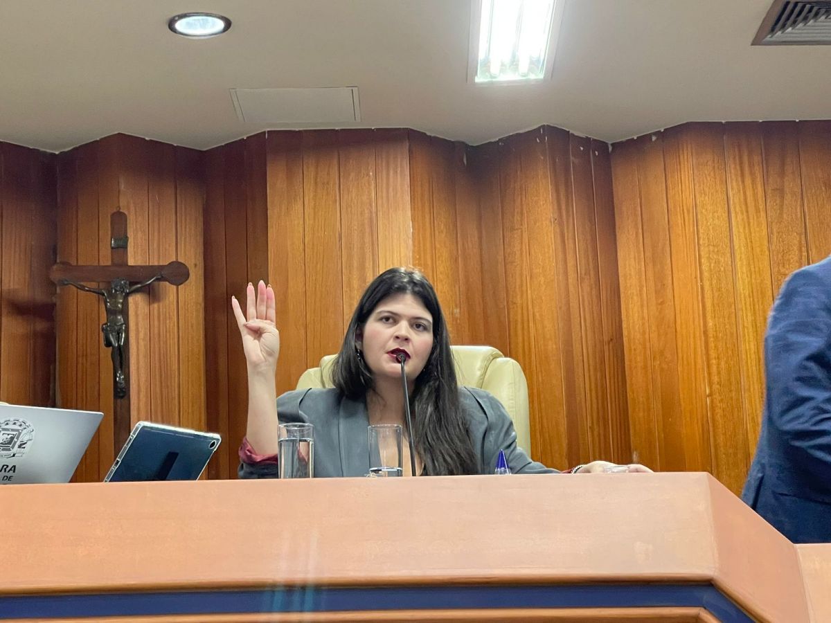Aava Santiago vota a favor de criar gratificação para vereadores